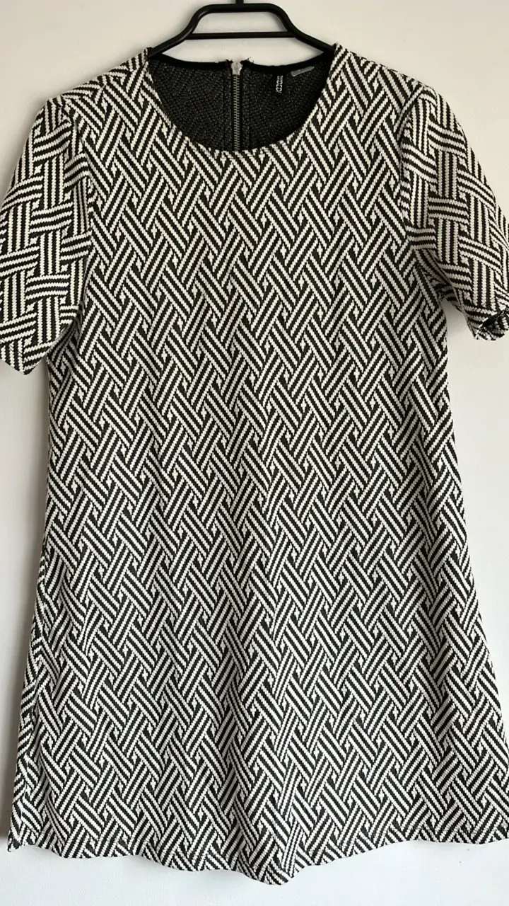 Vestido corto blanco y negro con patrón geométrico - 1