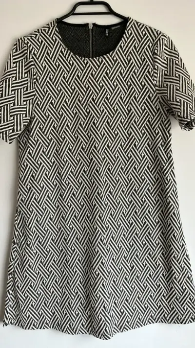 Vestido corto blanco y negro con patrón geométrico - miniatura 1