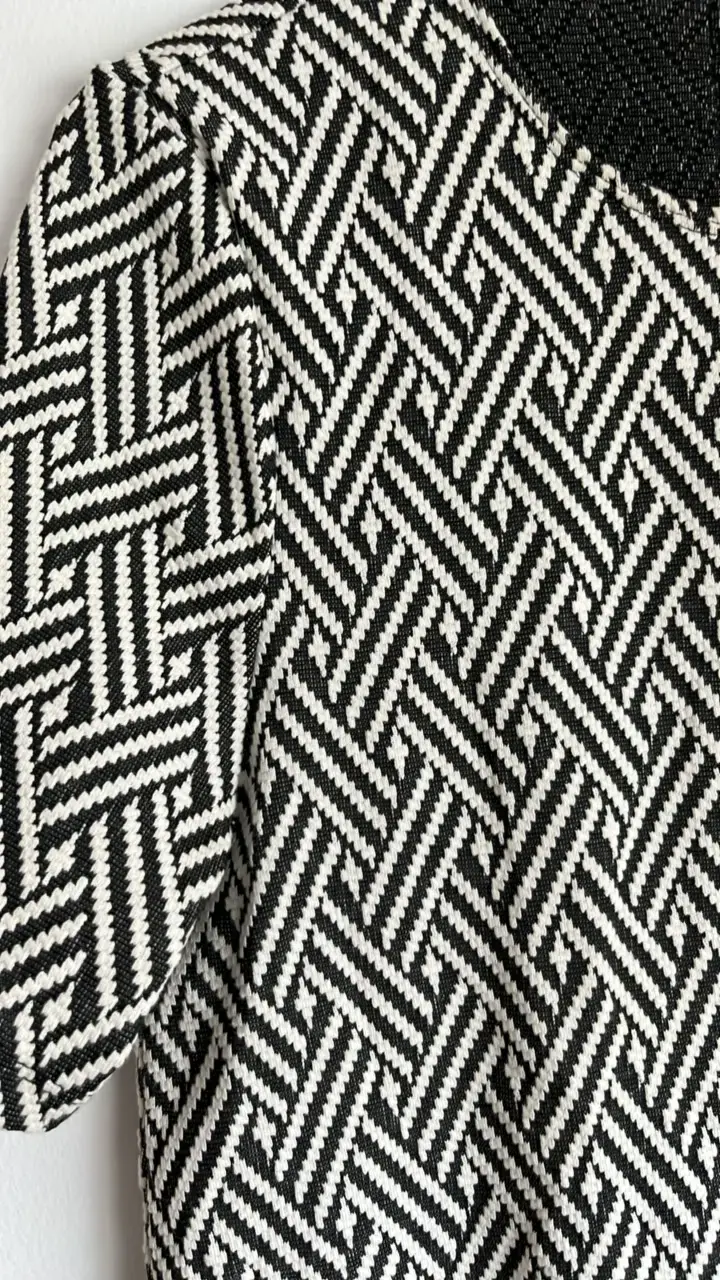 Vestido corto blanco y negro con patrón geométrico - 3