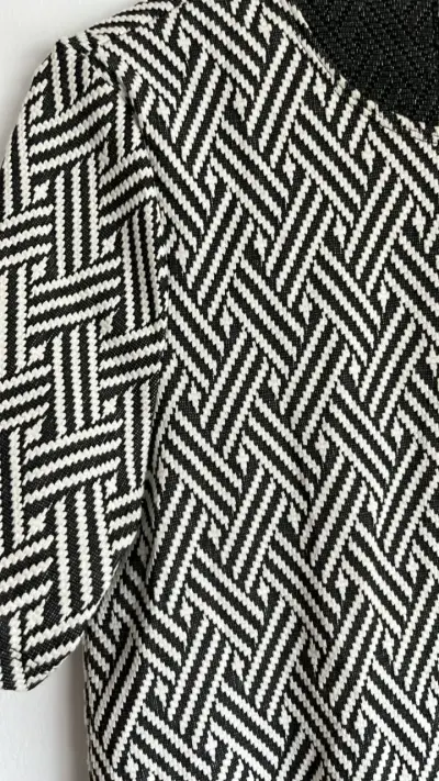 Vestido corto blanco y negro con patrón geométrico - miniatura 3