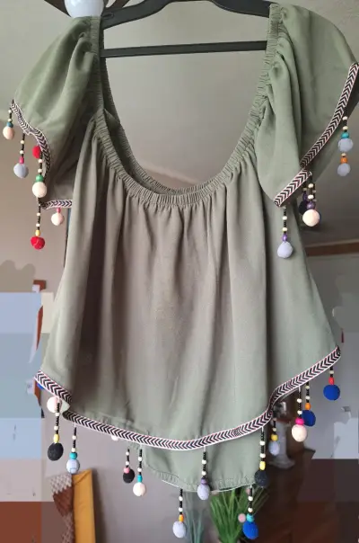 Blusa bohemia con pompones en verde - miniatura 1