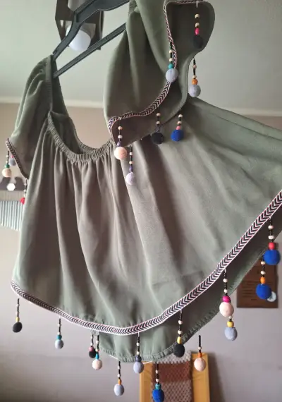 Blusa bohemia con pompones en verde - miniatura 2