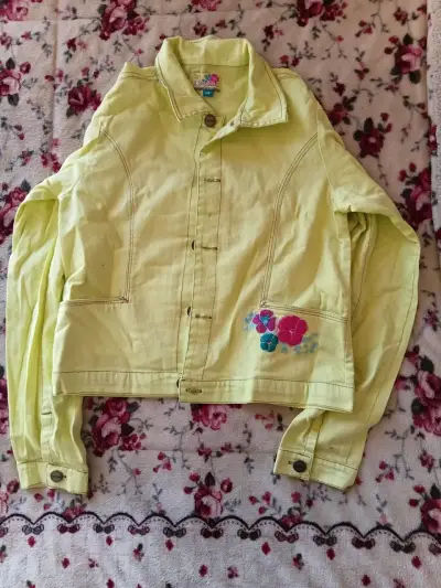 Chaqueta de mezclilla para niña con diseño floral - miniatura 1