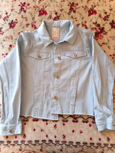 Chaqueta de mezclilla para niña con diseño floral - miniatura 2