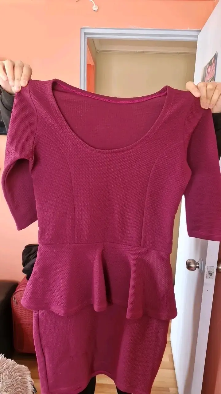 Vestido peplum color burdeos
