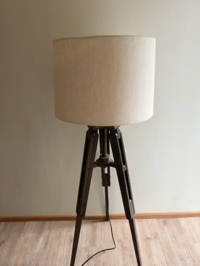 Lámpara de pie trípode con pantalla beige - miniatura 1
