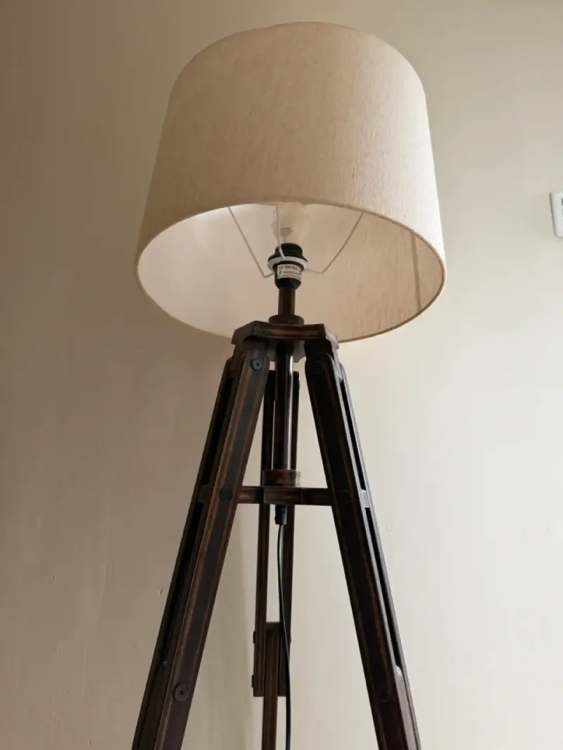 Lámpara de pie trípode con pantalla beige - 2