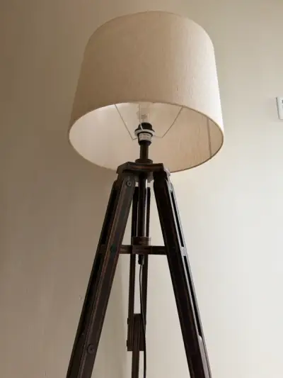 Lámpara de pie trípode con pantalla beige - miniatura 2