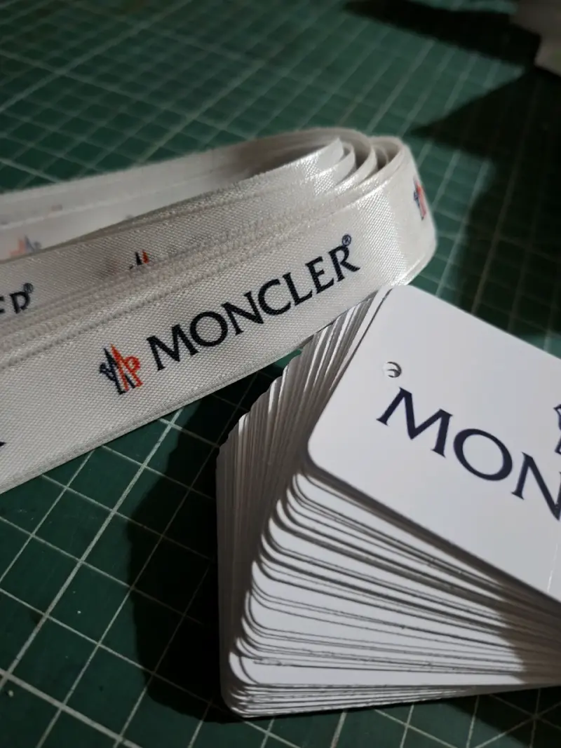 Etiquetas de tela Moncler originales