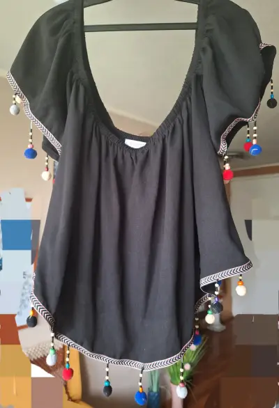 Blusa negra con detalles de pompones coloridos - miniatura 1