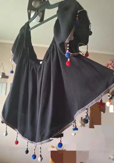 Blusa negra con detalles de pompones coloridos - miniatura 2