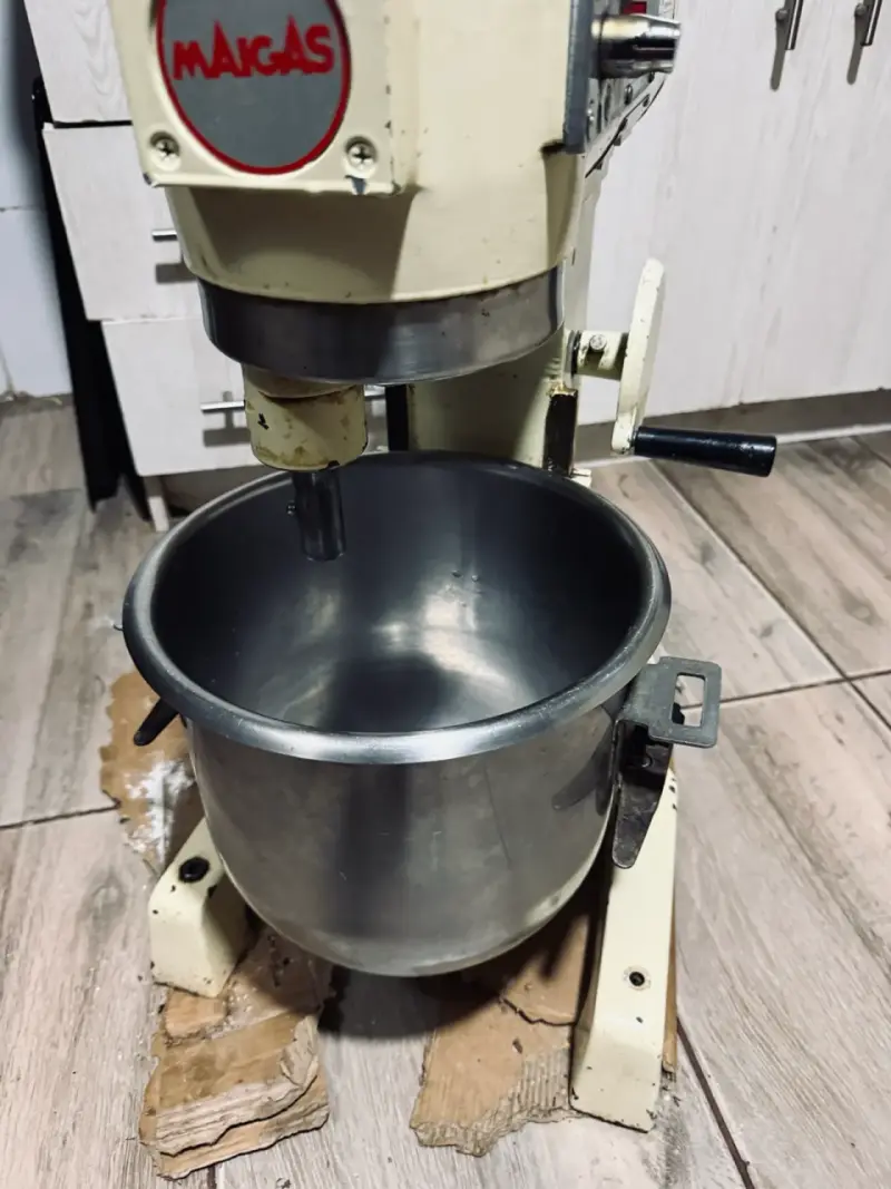 Batidora industrial 10 litros Maigas con accesorios - 2