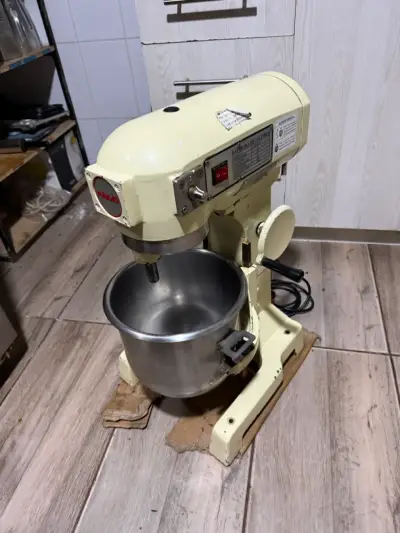 Batidora industrial 10 litros Maigas con accesorios - miniatura 3