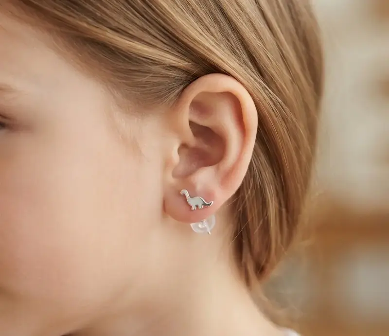 Aros de plata con diseño de dinosaurio