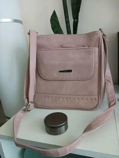 Cartera cruzada rosa claro con diseño elegante - miniatura 1