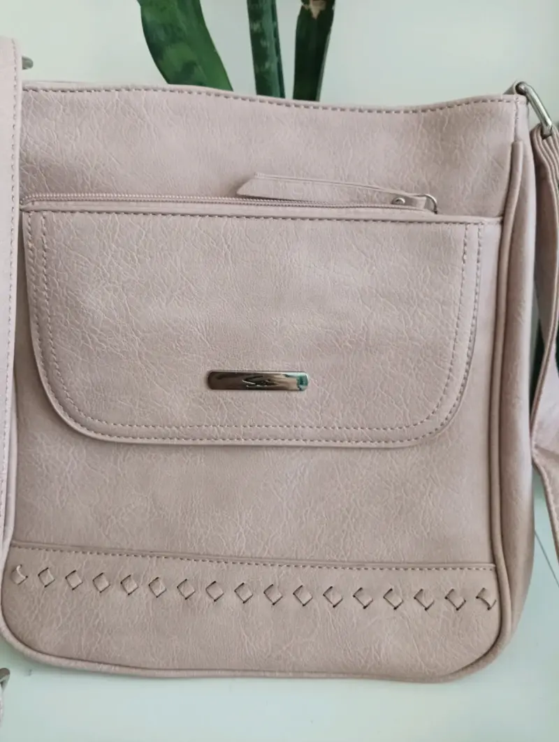 Cartera cruzada rosa claro con diseño elegante - 2