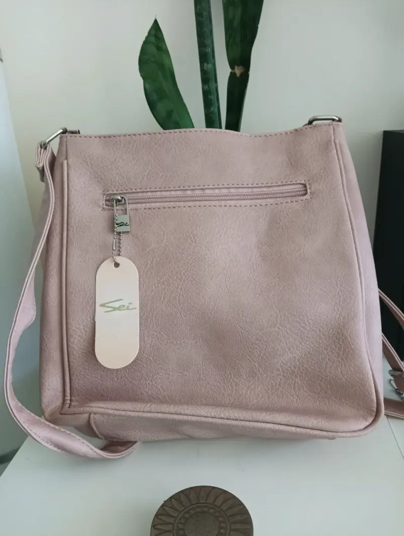 Cartera cruzada rosa claro con diseño elegante - 3