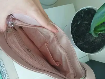 Cartera cruzada rosa claro con diseño elegante - miniatura 4