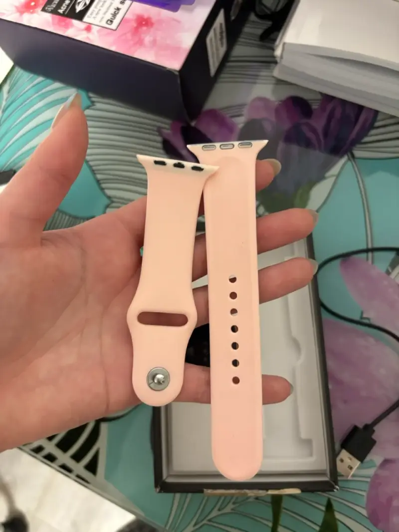 Smartwatch con correa rosa y cargador - 3
