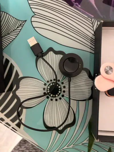 Smartwatch con correa rosa y cargador - miniatura 4