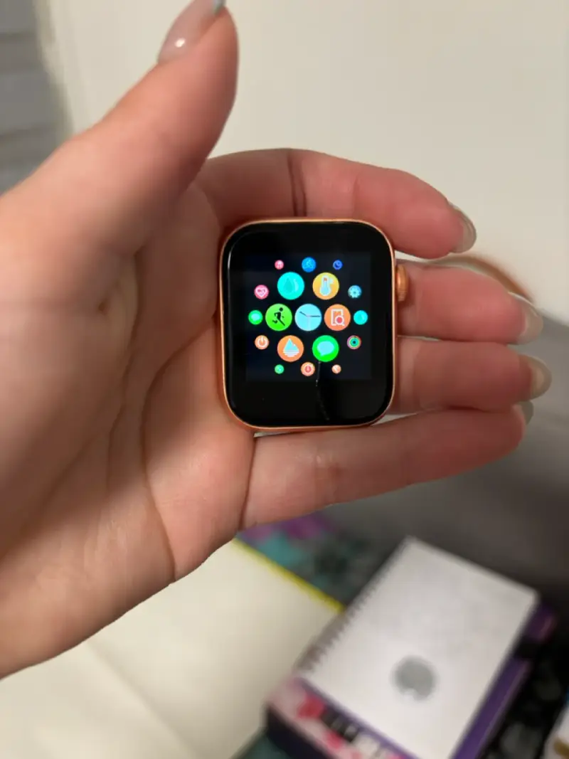 Smartwatch con correa rosa y cargador - 6