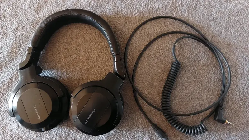 Audífonos DJ Pioneer HDJ-CUE1BT negros - 2
