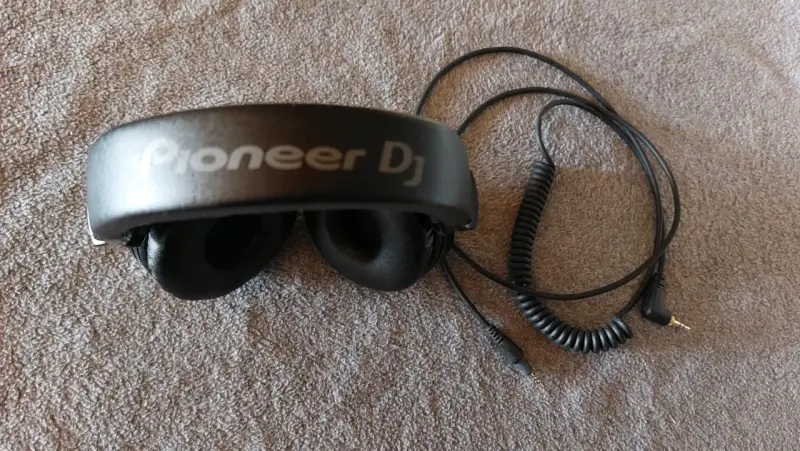 Audífonos DJ Pioneer HDJ-CUE1BT negros - 3