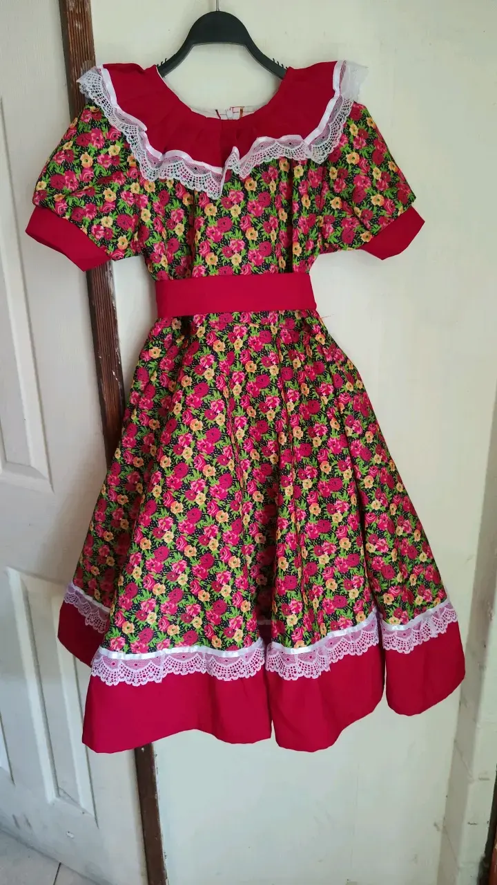 Vestido folklórico floral con encaje