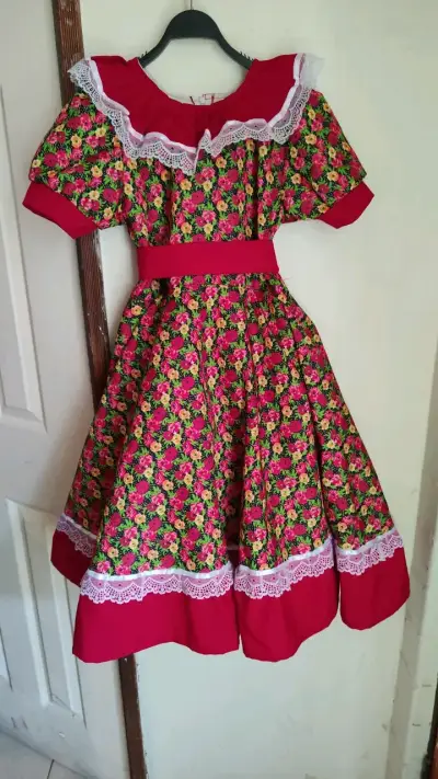 Vestido folklórico floral con encaje - miniatura 1