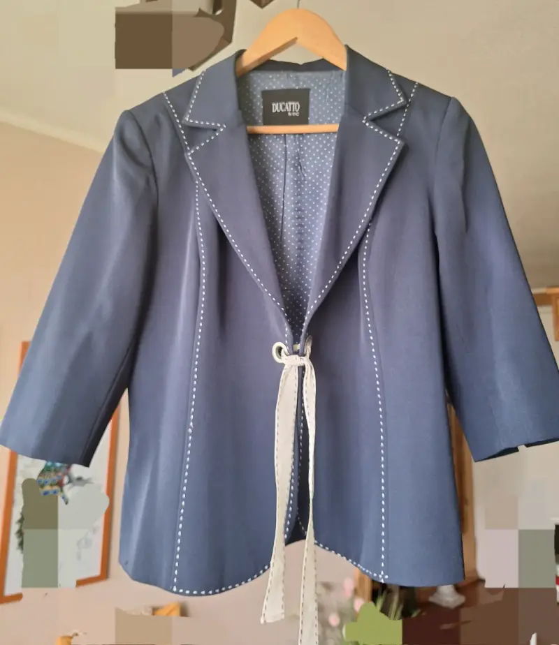 Blazer azul con diseño de Ducatto