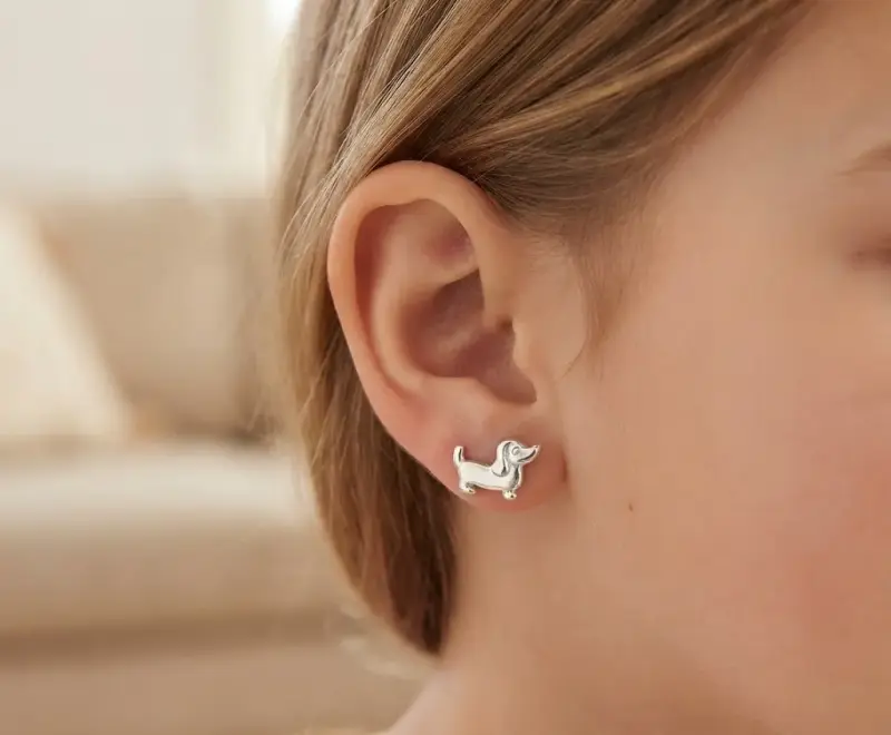 Aros de plata en forma de perro salchicha