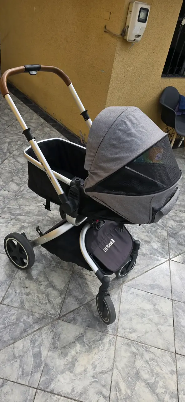 Coche de bebé Bebesit gris con capota ajustable - 1