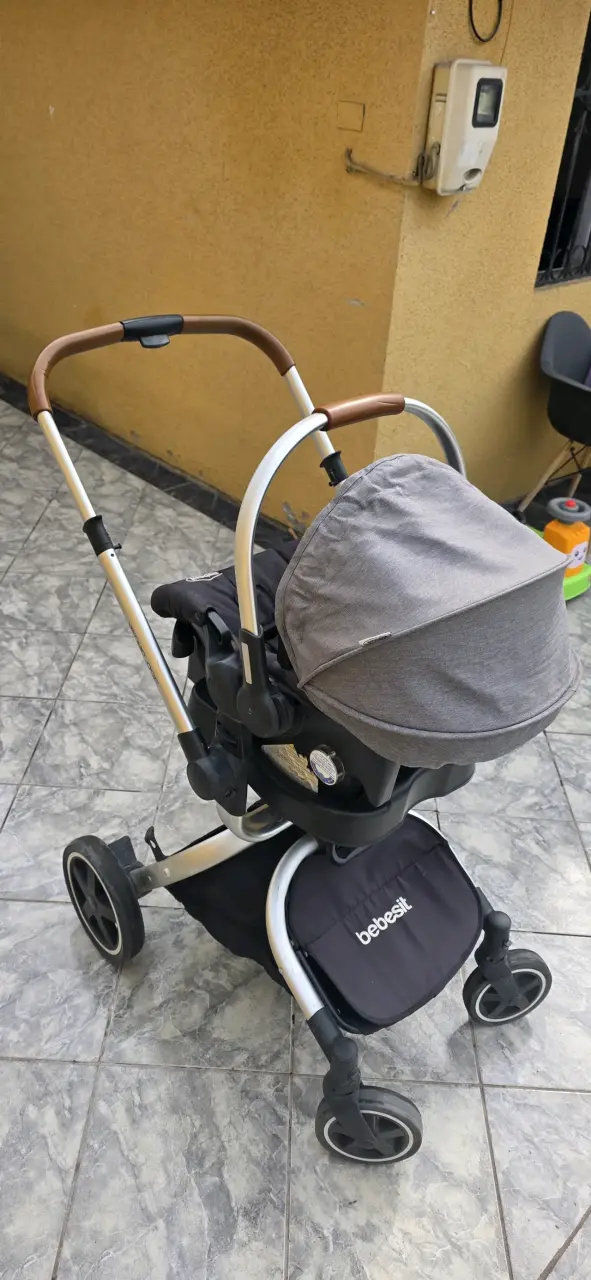 Coche de bebé Bebesit gris con capota ajustable - 4