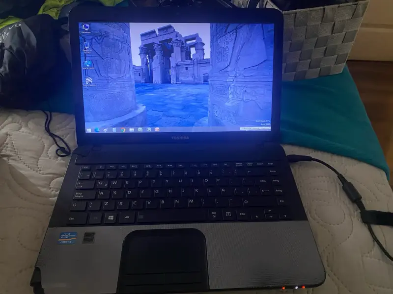 Laptop Toshiba Satellite C850D-13F usada - 1