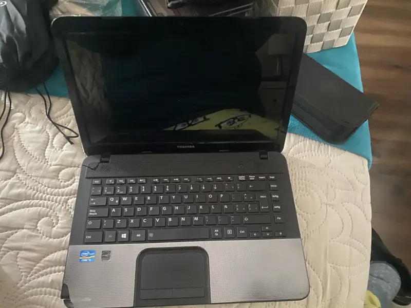 Laptop Toshiba Satellite C850D-13F usada - 2