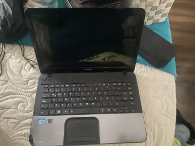 Laptop Toshiba Satellite C850D-13F usada - miniatura 2