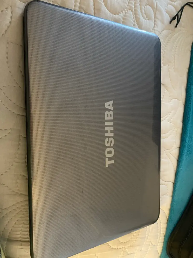 Laptop Toshiba Satellite C850D-13F usada - 3