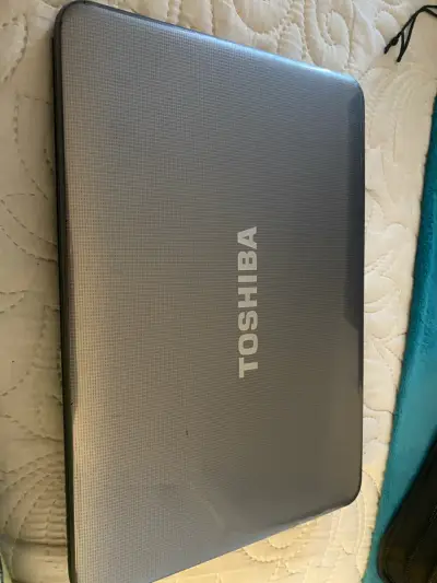 Laptop Toshiba Satellite C850D-13F usada - miniatura 3