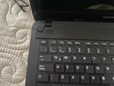 Laptop Toshiba Satellite C850D-13F usada - miniatura 5
