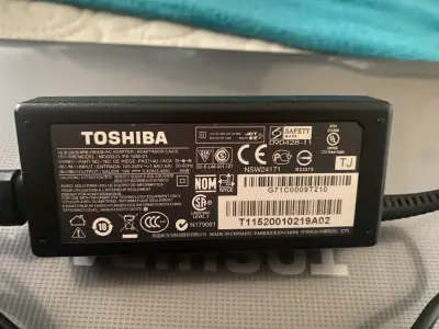 Laptop Toshiba Satellite C850D-13F usada - miniatura 6
