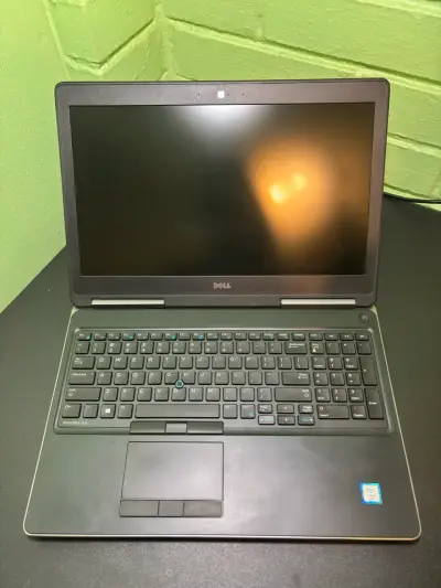 Laptop Dell Precision 7520 con cargador - miniatura 1