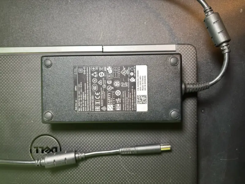 Laptop Dell Precision 7520 con cargador - 2