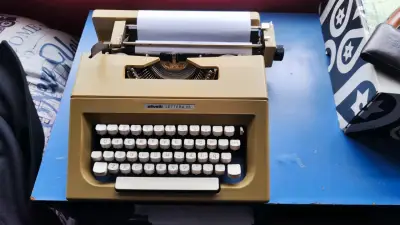 Máquina de Escribir Olivetti Lettera 25 Vintage - miniatura 1