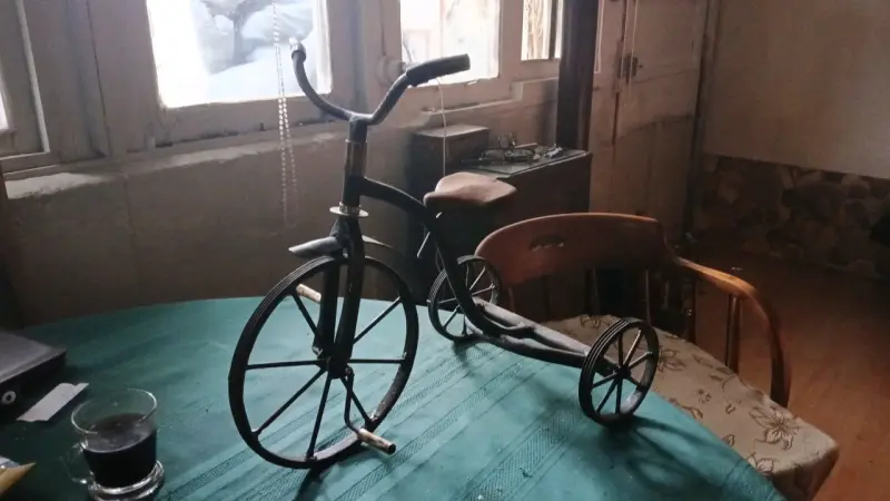 Triciclo antiguo de metal para decoración - 1