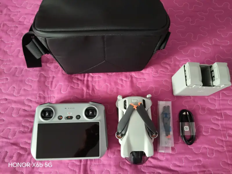 Dron Dji Mini 3 con control remoto y accesorios - 1