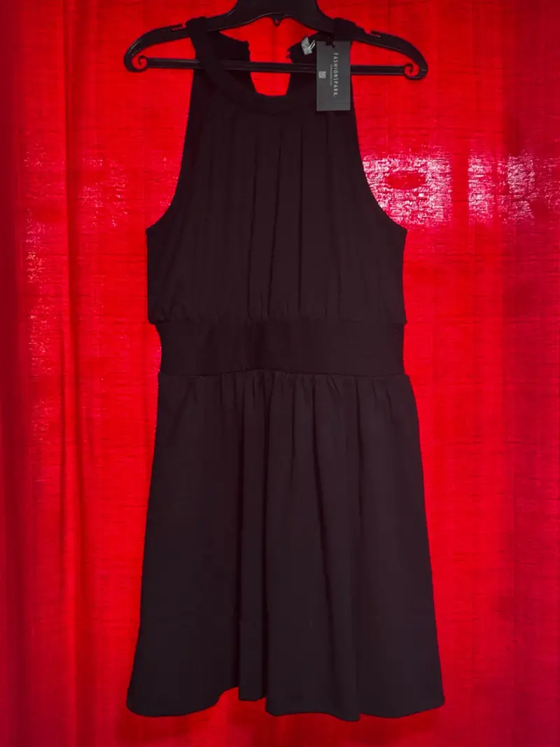Vestido negro sin mangas elegante