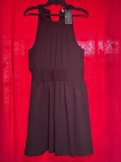 Vestido negro sin mangas elegante - miniatura 2