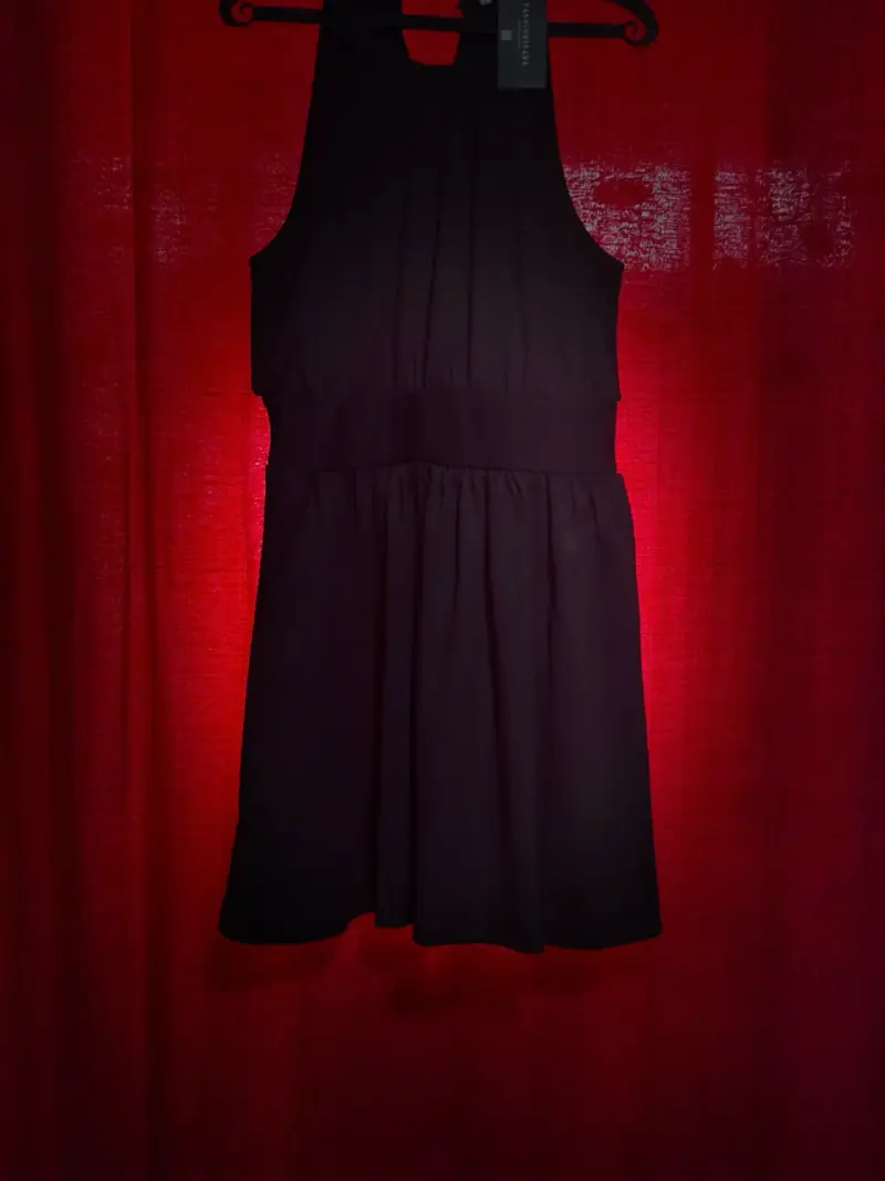 Vestido negro sin mangas elegante - 3