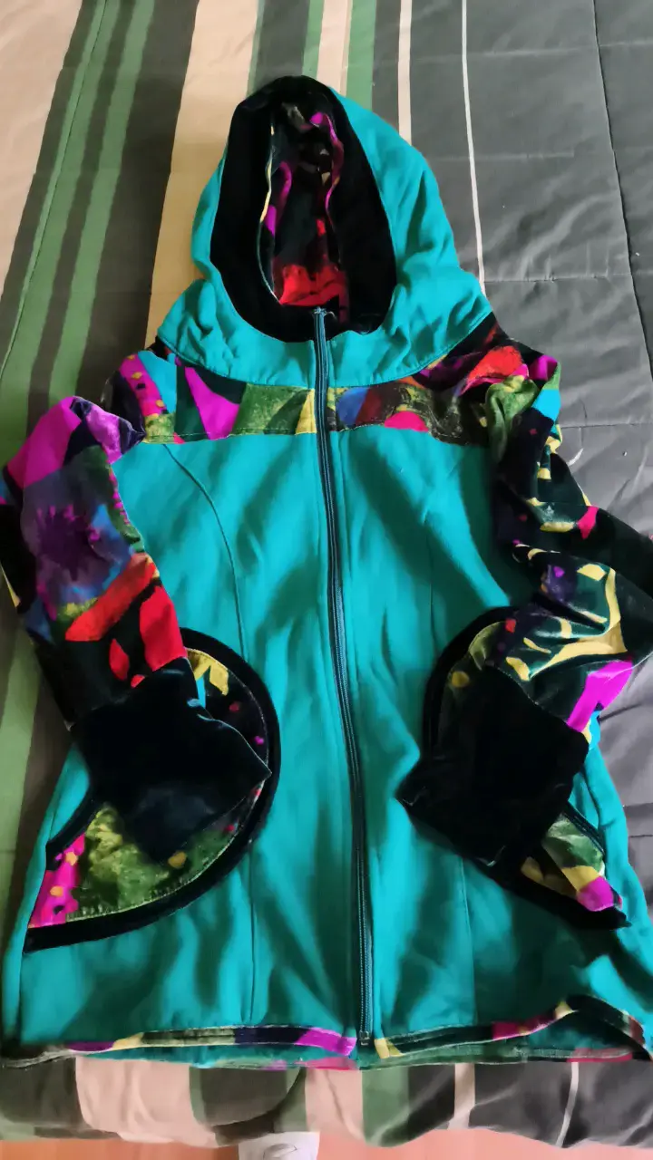 Chaqueta deportiva con capucha y diseño colorido