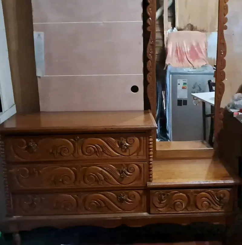 Tocador de madera con espejo tallado